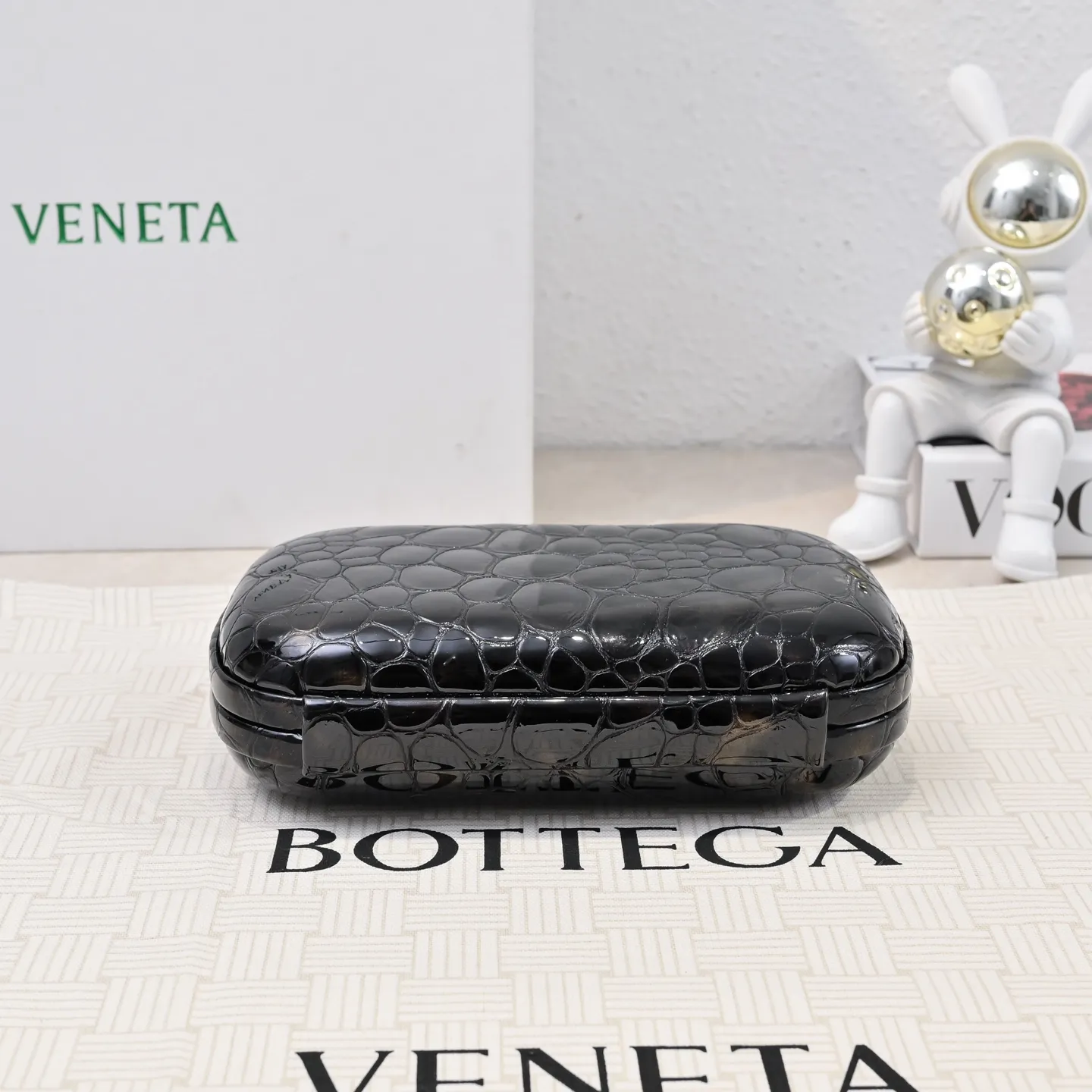 Batch 1560 #BV Knot pearlescent crocodile pattern evening bag series 🐊 Each bag reveals exquisiteness and elegance. It is made of crocodile leather with knot buckle. The leather feels super good and is unforgettable. 🐊 Crocodile pattern is a classic among classics. It looks high-end whenever you take it out ⭐️ The design is small and exquisite, low-key without logo, elegant and generous. Holding it in your hand or hanging it on your wrist will make you look more elegant and charming [Fireworks] Model: 717622 Size: 20x12x5.5